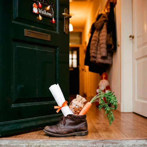 Schoen bij de voordeur met cadeautjes en een wortel voor Sinterklaas