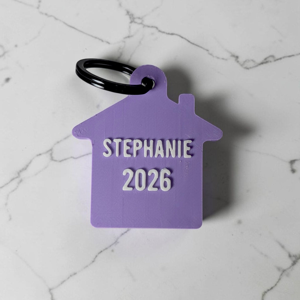 Paarse sleutelhanger huisje met naam en jaartal 2026 als cadeau voor een nieuw huis