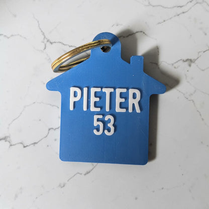 Blauwe sleutelhanger huisje met naam en huisnummer 53, met gouden sleutelring